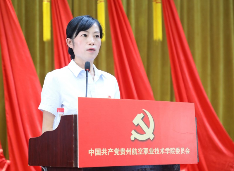 總監(jiān)票人鐘碧玲主持選舉工作.jpg